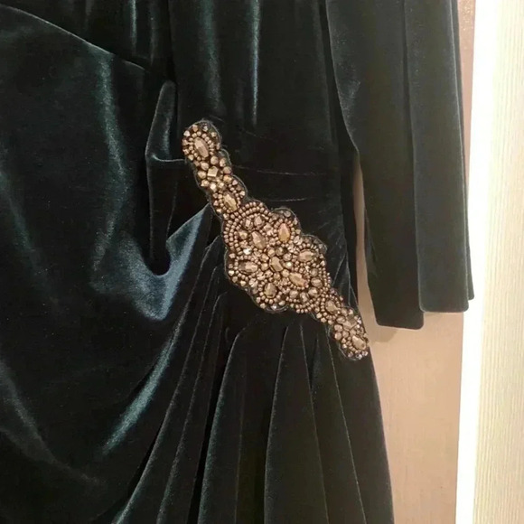 Alex Evenings Velvet Emerald Green Rhinestone Ruching cocktail dress - Picture 4 of 9